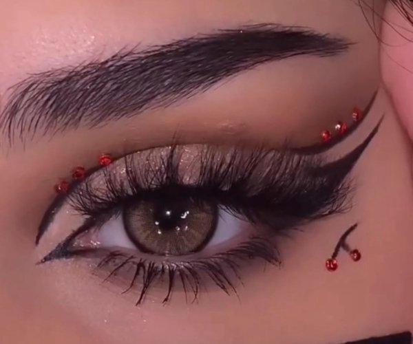 D BROWN تكبير العين 