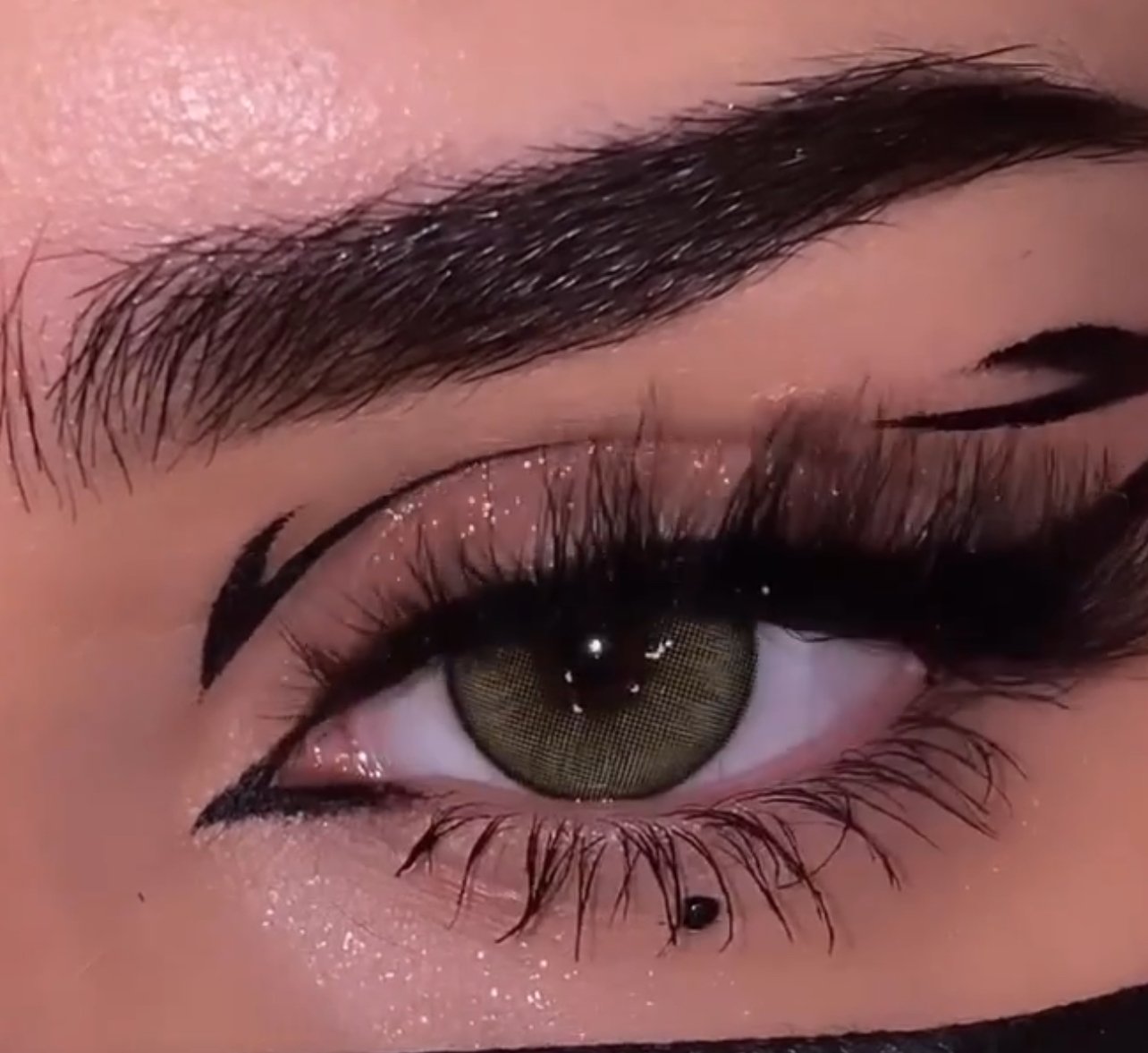 D GREEN تكبير العين 